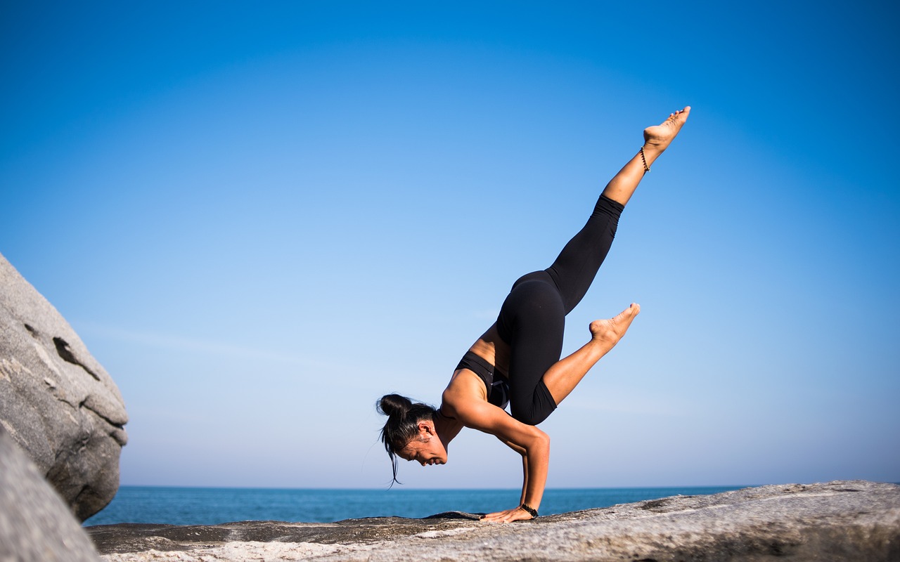 Fitness travel. Эка пада бакасана. Йога фотосессия. Силовая йога. Девушка йога.